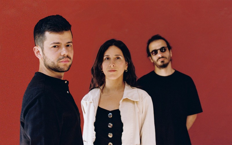 Elana Sasson, veu i saz; Manos Stratis, contrabaix; Santiago Bertel, piano 