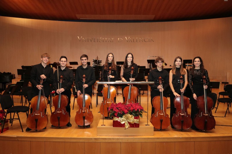 Maria de Grandy, violí; María Moragón, viola; Ignacio Baeza, violoncel; i Ensemble de violoncels de l'OFUV