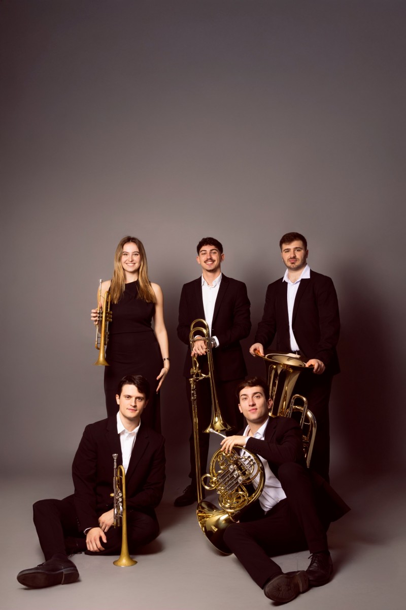 Sabrina Navarro i Daniel P&eacute;rez, trompetes; Jos&eacute; Manuel Gil, trompa;  Adri&aacute;n Vera, tromb&oacute;;  Rafael Ferreros, tuba. ENTRADA LLIURE